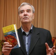 Автор зі своєю книгою Сині води