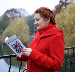 Автор зі своєю книгою "Дівчина з міста"